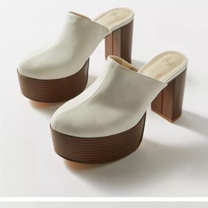 Urban Outfitters Ellie Platform Clog Mules in size 9 Cream Platform Mules